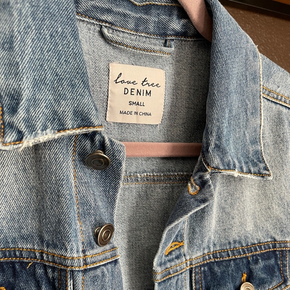 Size small denim jacket, long sleeves, hip length, 100% cotton, great condition